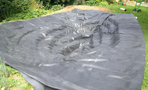 Comment installer un bassin en PVC souple au jardin ?