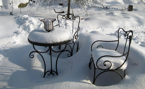 Meubles de jardin sous la neige